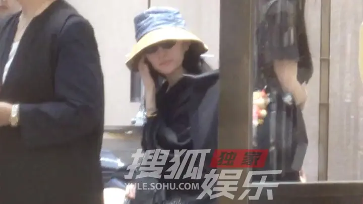 独家:刘亦菲逛街挑选首饰 披肩配草帽慵懒温柔