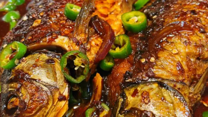 云南酱炖鲫鱼秘诀,去膜煎鱼慢炖酥骨入味