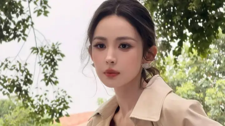古力娜扎穿卡其色风衣又美又飒 尽显优雅贵气的复古氛围感
