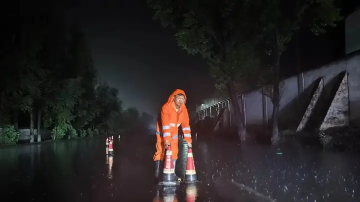 【雨汛夜巡】一夜山雨,半程新路