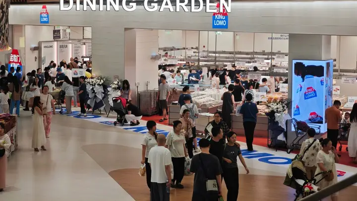 火爆长沙的金粒门,在武汉连开五店,有人从县城驱车2小时代购千元零食