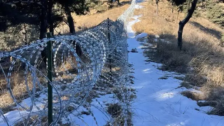 评论丨比泰山135公里刀片刺绳更刺眼的,是多部门“无人认领”的荒诞