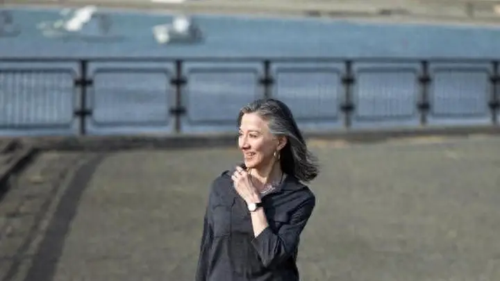 这才是岁月不败美人，60+的她穿衣简约不复杂，基础款真正的高级