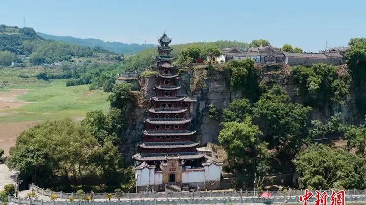 (长江十年行)长江重庆段水位回落 “长江盆景”石宝寨“显真容”