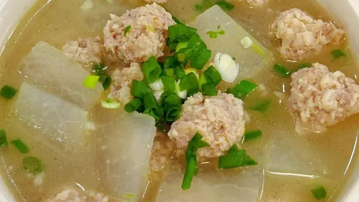 传统冬瓜丸子汤做法超省心,调馅核心小妙招,丸子紧实汤鲜清爽