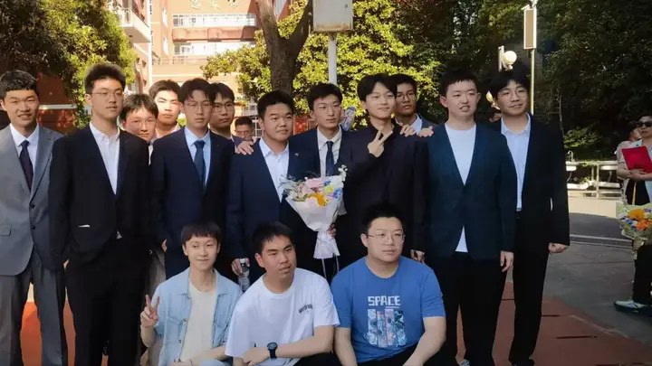 武汉同班三兄弟组团考上飞行学员，分数均在612分以上