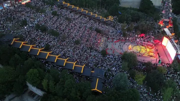 毕节:从“避暑”到“享夜”,火把音乐点燃乌蒙夏夜狂欢
