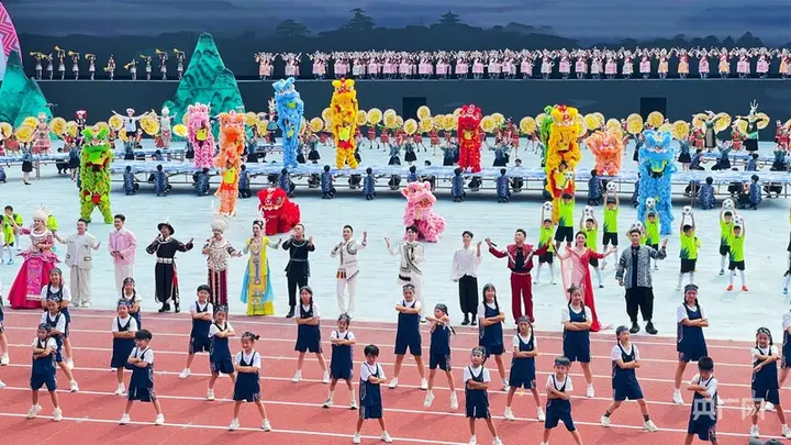 贵州省黔东南州成立70周年庆祝大会文艺演出举行
