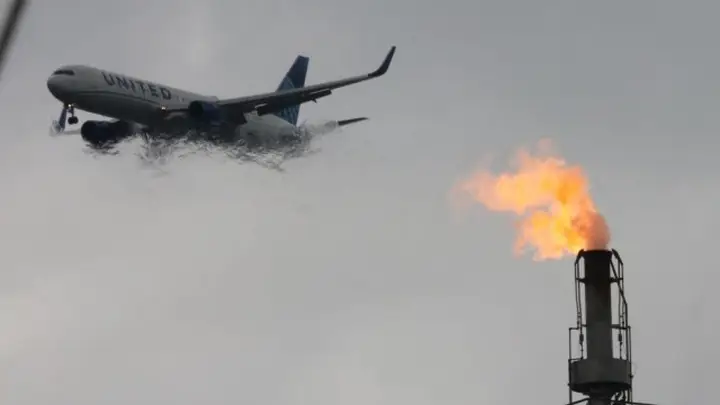 7月29日 美国新泽西州炼油厂上空飞机飞过之际 特朗普为何取消对伊朗打击另有缘由