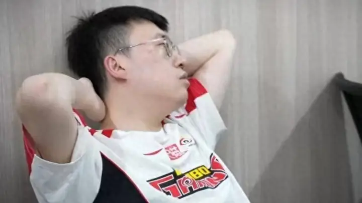 WBG战败后，小虎心情郁闷不想碰LOL，找小明开黑玩别的游戏