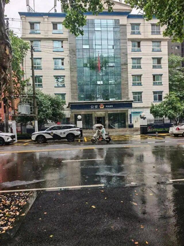男子称多次报警反映有人遛狗不牵绳，被两度当精神病强制送医67天，报案三年未立案