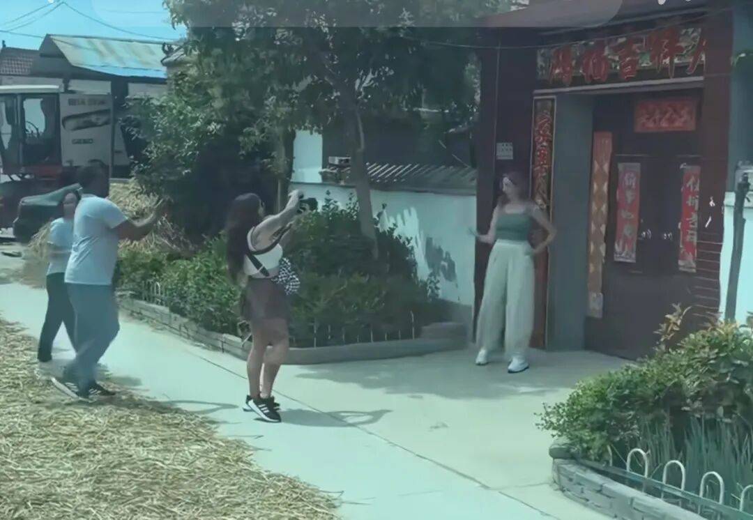 咱们看腻的农村老家，火成了外国人向往的“朝圣地”？