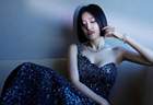 46岁秦岚晒出盛夏最新美照，演绎成熟御姐风韵，不被定义的美