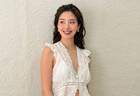 杨采钰穿白色蕾丝上衣配碎花裙 清新慵懒尽显温柔质感
