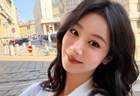 杨紫晒米兰街头自拍照 化身雀斑少女活泼又可爱