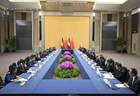 习近平会见柬埔寨首相洪玛奈
