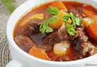 土豆胡萝卜炖牛腩，汤汁拌饭是灵魂