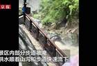 云南虎跳峡景区强降雨致房屋倒塌，山洪沿着步道流下，景区已暂停营业
