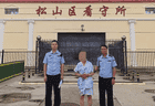 老人路边中暑晕倒，被民警救了又关了，警方：他是潜逃16年的逃犯