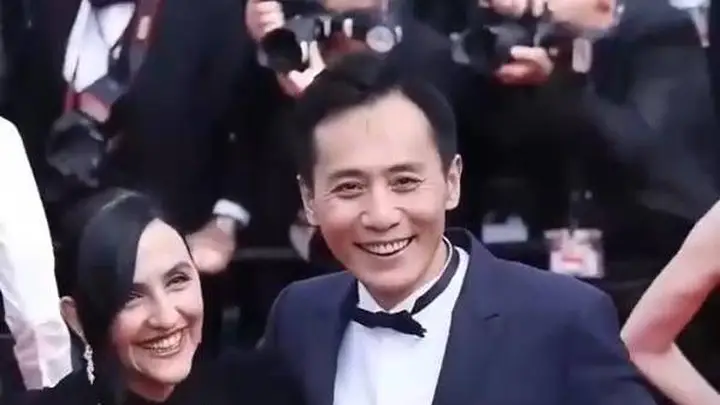 刘烨发文庆祝与妻子安娜结婚17周年,安娜:在法国尼斯,买到了空调,你最厉害!