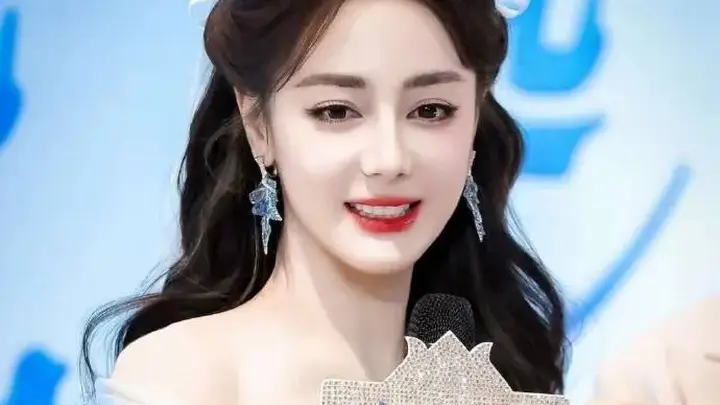 迪丽热巴深V开到腰了狂捂胸口!网友:为美为性感真难堪