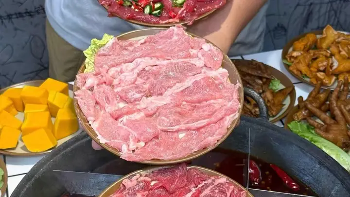 逛洪崖洞怎么寻觅契合本地口味的火锅