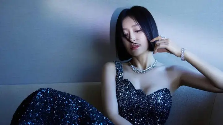 46岁秦岚晒出盛夏最新美照,演绎成熟御姐风韵,不被定义的美