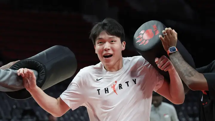 不容易！杨瀚森准两双硬扛压力 末节连中三分险造逆转