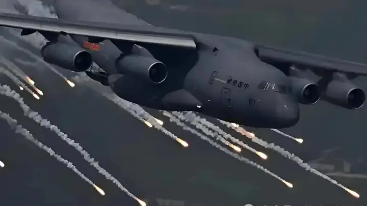 首次公开画面！运20空运红旗9B和S400，8轮发射车直接开进肚子！