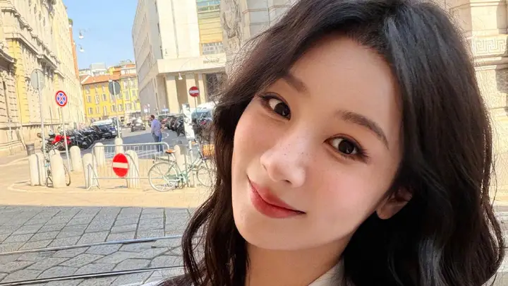 杨紫晒米兰街头自拍照 化身雀斑少女活泼又可爱