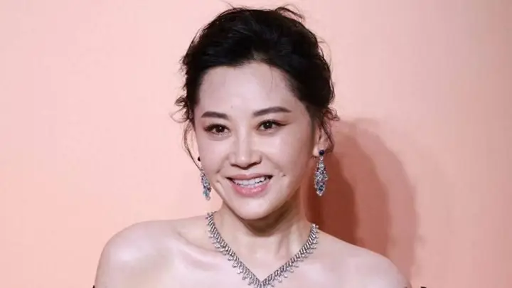 “许晴”太丰满了!穿抹胸裙凹凸感藏不住,我感慨资本果然会选人