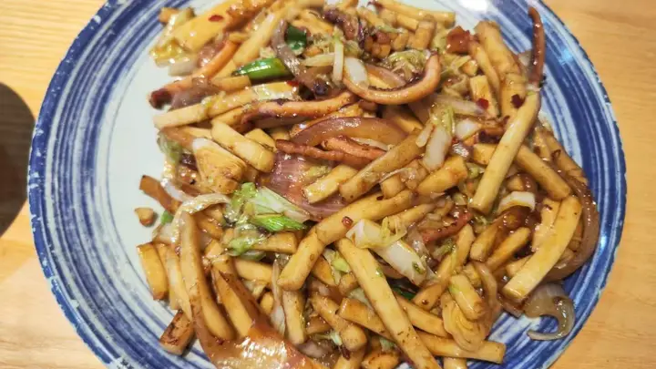 鱿鱼炒年糕：一口鲜香Q弹，软糯入味停不下