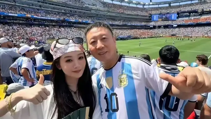 世界杯决赛众星云集，杨紫谷爱凌笑容明媚，林俊杰七七挽手观赛
