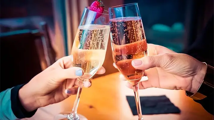 夏日畅饮不局限于白葡萄酒:实用葡萄酒指南助你清凉一夏