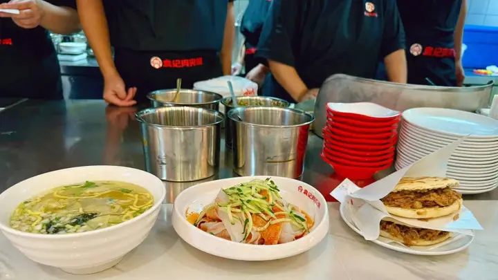 肉夹馍配凉皮、配汤还是单独吃?西安人的早餐搭配有何不同?