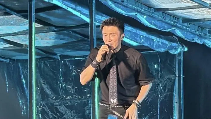 谢霆锋青岛演唱会如期开唱,一身黑衣现身,状态良好,歌迷自发取消应援