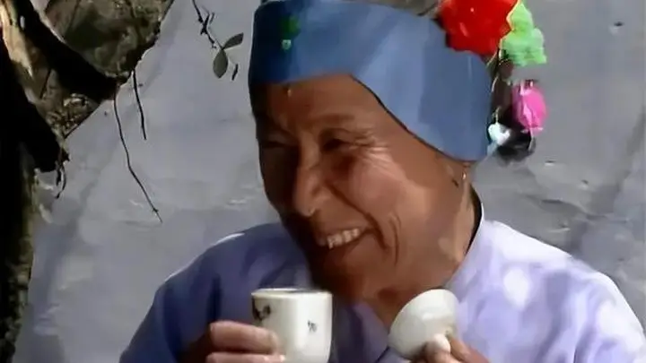 贾母随手递过半盏剩茶，75岁的刘姥姥一口饮尽：她喝下的不是茶，是一生的尊严