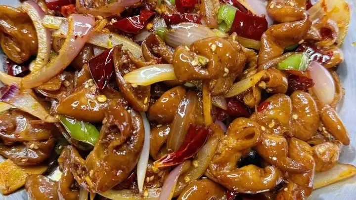干锅肥肠:麻辣鲜香,一口入魂的下饭神器