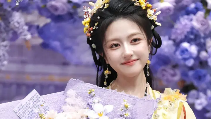 李兰迪穿古装仙气飘飘笑容清甜 俏皮比心好似小猫