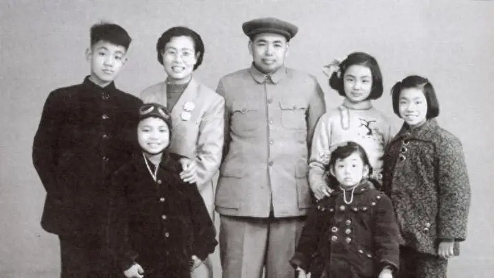 许世友到部队探望女儿,因袜子发火:别因我是父亲搞特殊