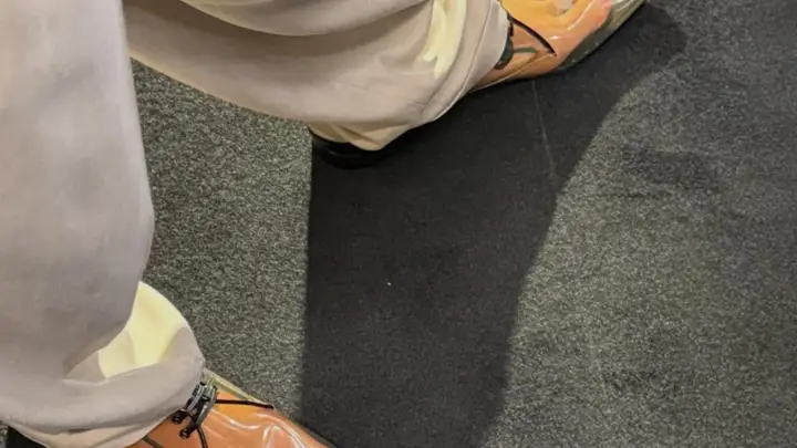 “感觉已经闻到臭味了!”YSL新款男士水晶鞋遭吐槽,网友:脚臭可视化了……