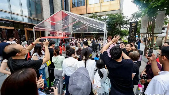 “鸡排哥”来外滩了!现场排起几十米长队!鸡排还是6元一份,更有限定款造型