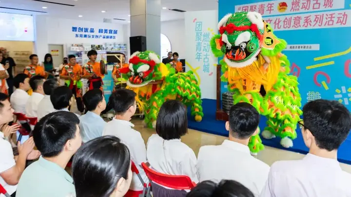团聚青年,音乐互动演出点亮揭阳古城夜经济