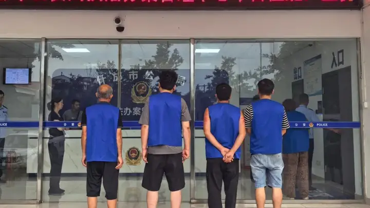 四川警方突袭一牛肉制假窝点,现场多人正徒手在猪肉上抹牛油、牛血冒充牛肉,涉案超百万元