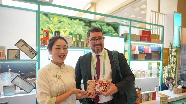 APEC迎来“成都时间”：会场外，美国参会小伙为妻子选购川茶作为礼物