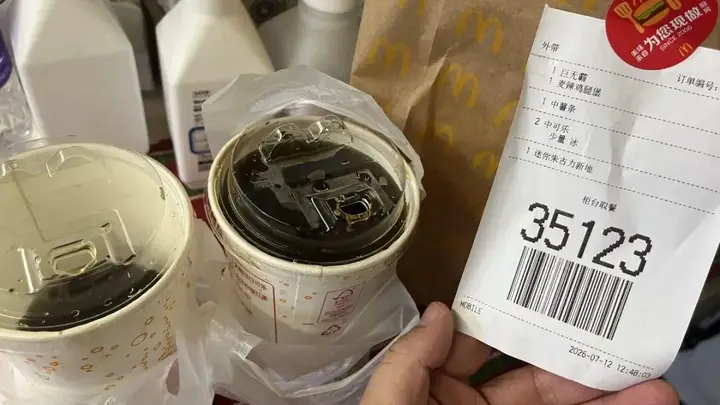 麦当劳店员被指向顾客可乐中吐口水，店长回应：涉事店员是兼职学生，尚未辞退