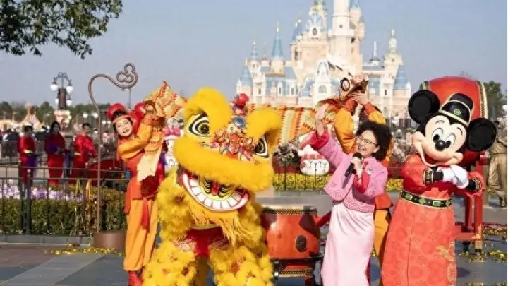 割韭菜？1天花光1万5，中产家庭的迪士尼苦旅，刺痛多少普通家庭