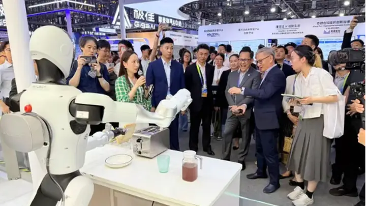 WAIC现场直击:银河通用Galbot G1“无预设”上岗,现场制作早餐引围观