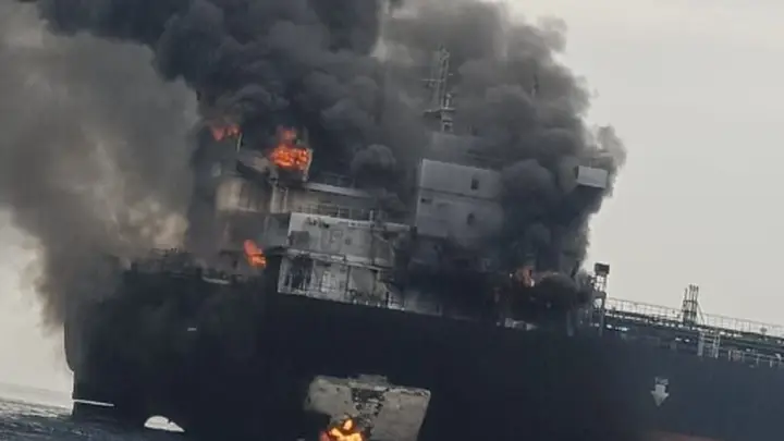 伊朗公布视频:两油轮穿越霍尔木兹海峡时爆炸
