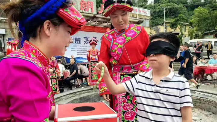 邛崃南宝山镇直台羌寨蓝莓嘉年华盛大启幕